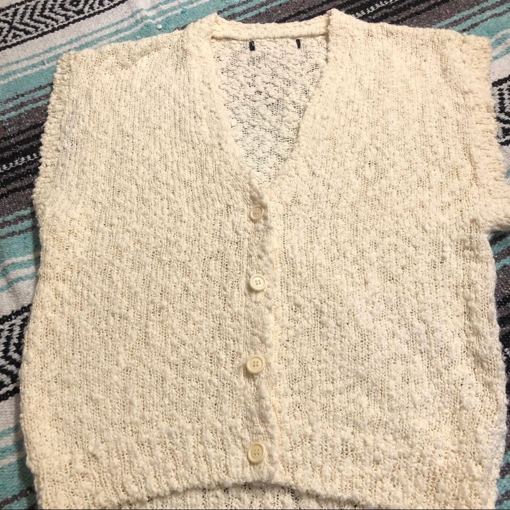 Knob knit sweater -sleeveless button down